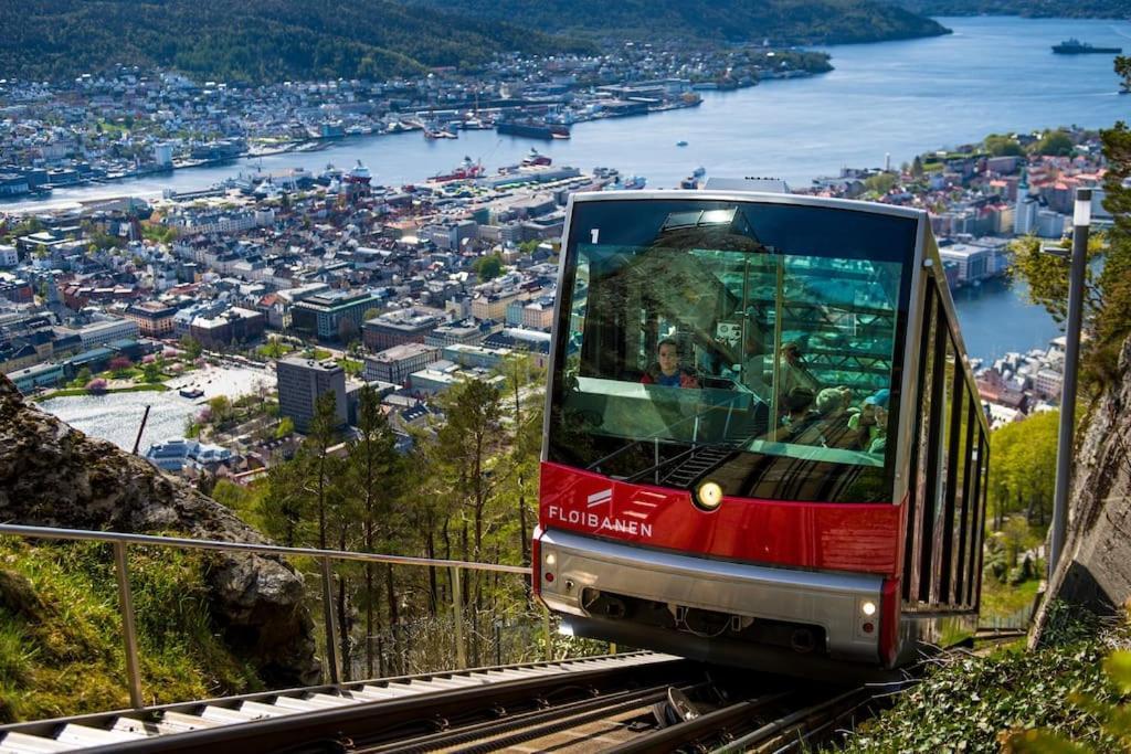 Spacious Historical Art Oasis In The City Center Bergen Exterior foto